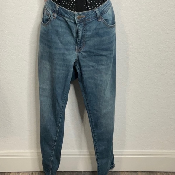 Frye Denim - Frye EUC Size 12 Boyfriend Tapered Leg Jeans. Inseam 29” Waist 34” Rise 10”